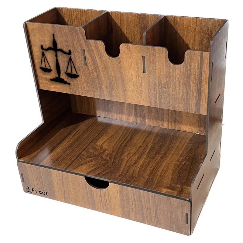 جامدادی رومیزی چوبی طرح ترازوی عدالت - طراحی اختصاصی برای وکلا و خرید مستقیم از کارخانه